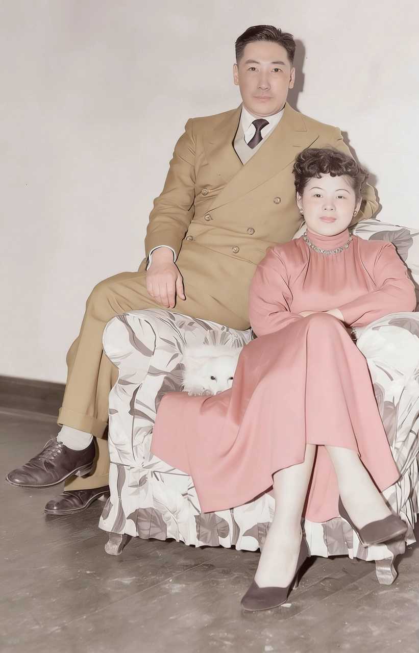 【来自投稿】p1是1951年，蒋纬国和第一任妻子石静宜的留影。p2是1957年，