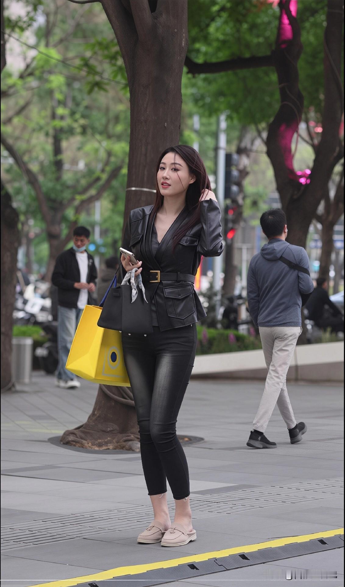 黑皮衣+九分牛仔裤，梨形穿不显胖这件黑皮衣买了一年，一直放着，总觉得太酷了