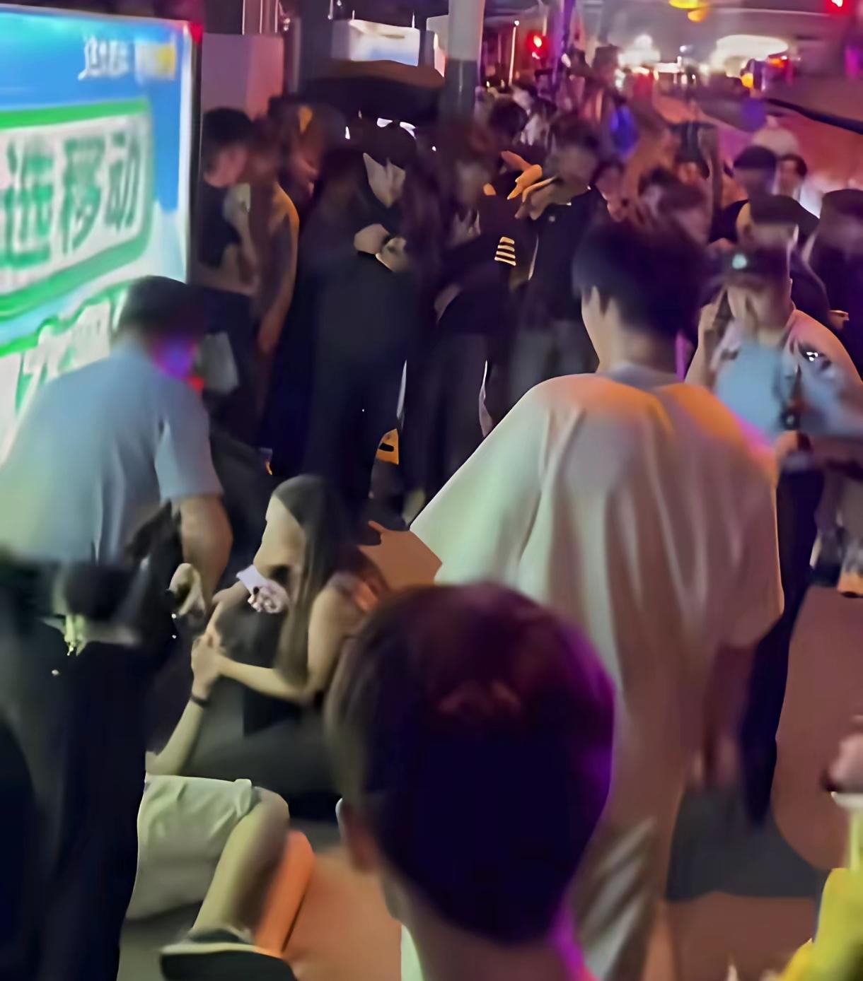 为什么那么多人都在为徐州叫好？不是因为揍了一个外国人，而是徐州街头那声吼，把咱们
