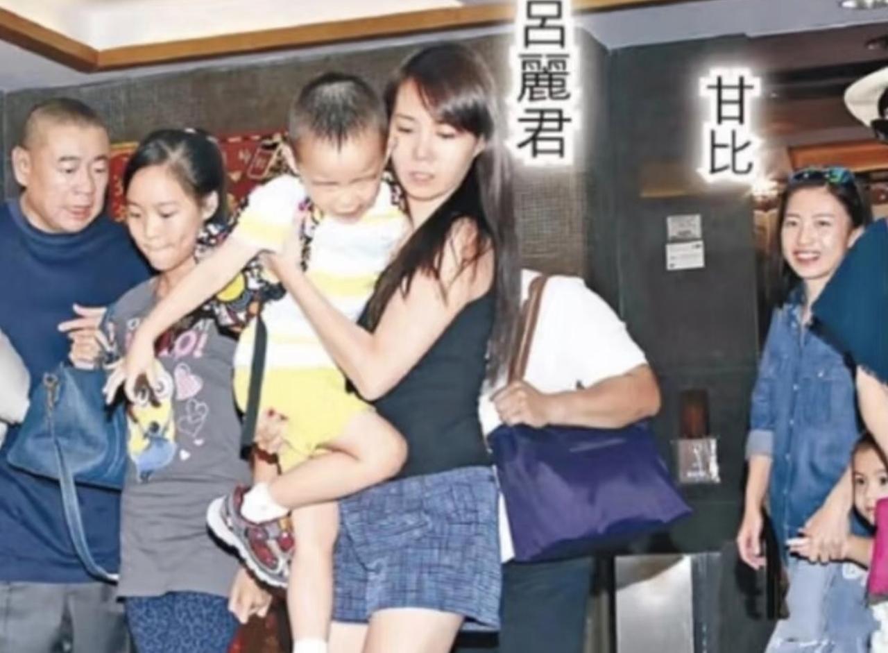 没想到香港顶级富豪刘銮雄，当年能让两位各自为他生下孩子的女士，带着孩子一同出行、