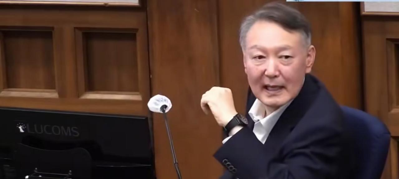 ​一改常态。韩国原因总统尹锡悦在法庭上接受审问时的态度真是让人感到地非常惊讶，简