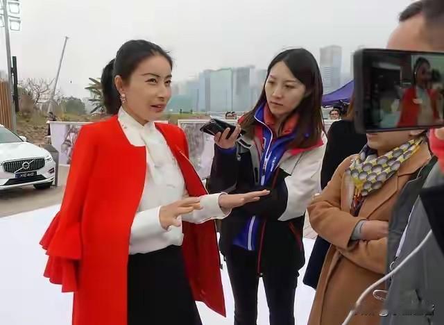 娜然，悬了郭晶晶正式出面回应小叔子霍启山的婚姻状况霍家三兄弟，老大娶了奥