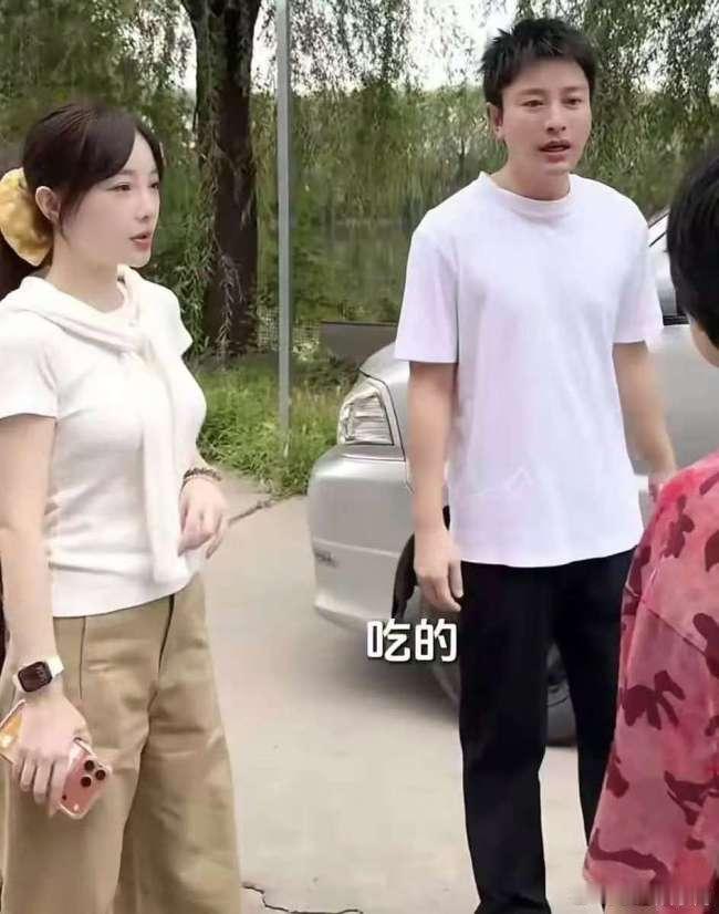 贾乃亮李小璐甜馨公益同框二人带着女儿甜馨到访脑瘫儿童康复机构，为孩子们送去各类生