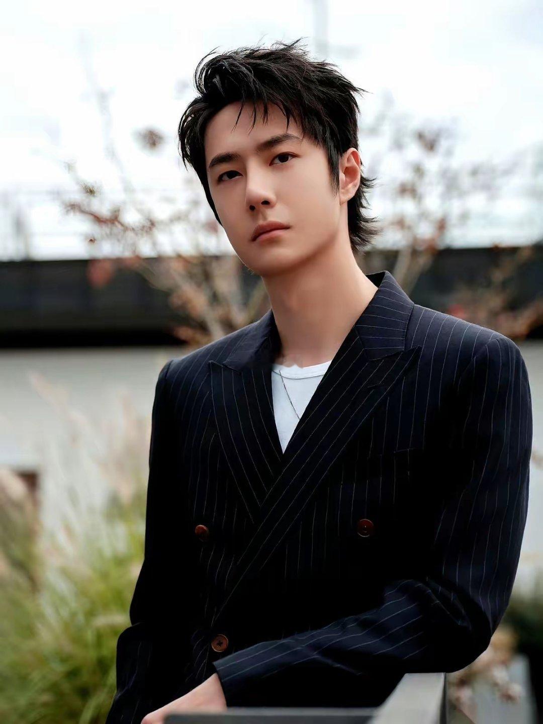 那个差点让人以为要转行去玩极限运动的王一博，居然回来了。一声不响，直接杀回了春晚