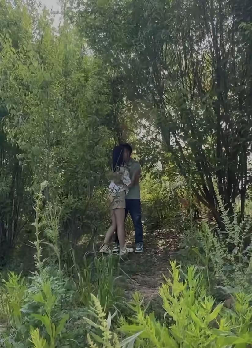 户外秀恩爱真甜呀😍