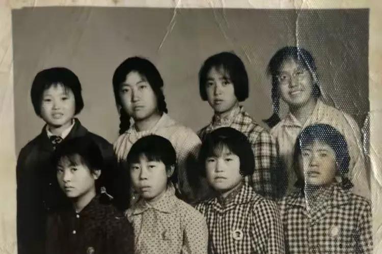 【老照片】照片上的这些姑娘，是大连知青。照片拍自1969年庄河的长岭公社所在地。