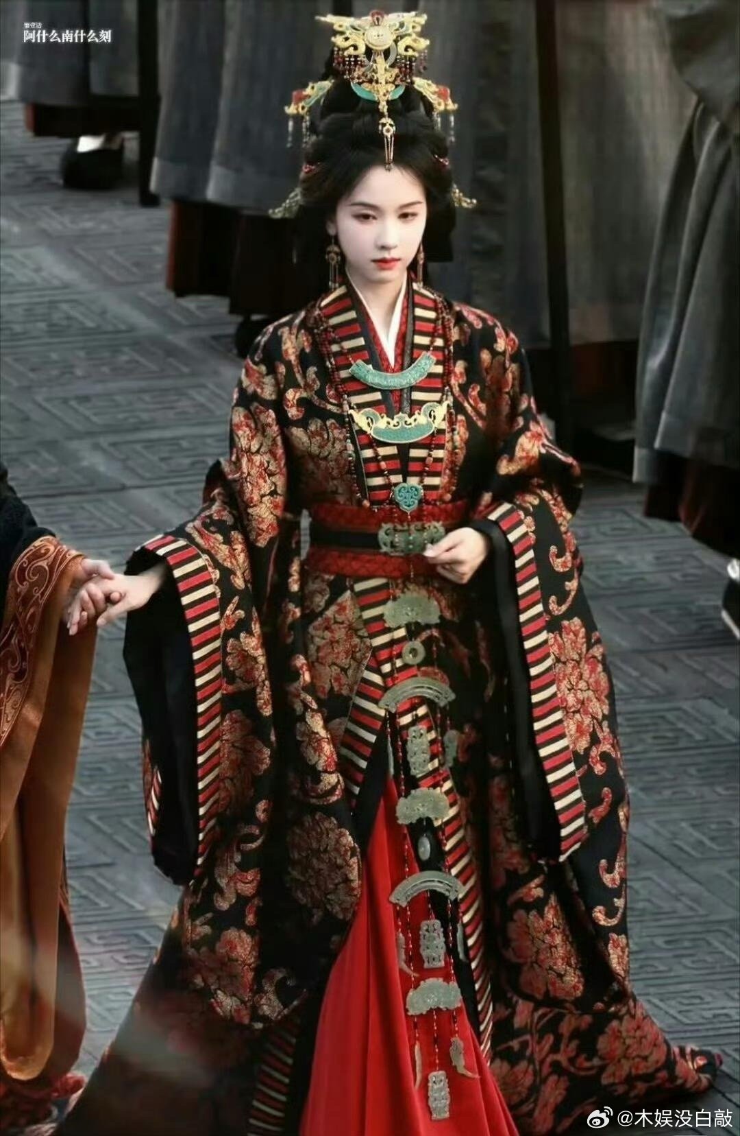 品鉴待播古偶战国袍，很考验🌸仪态的造型友友们来品品。陈都灵，迪丽热巴，陈都灵，