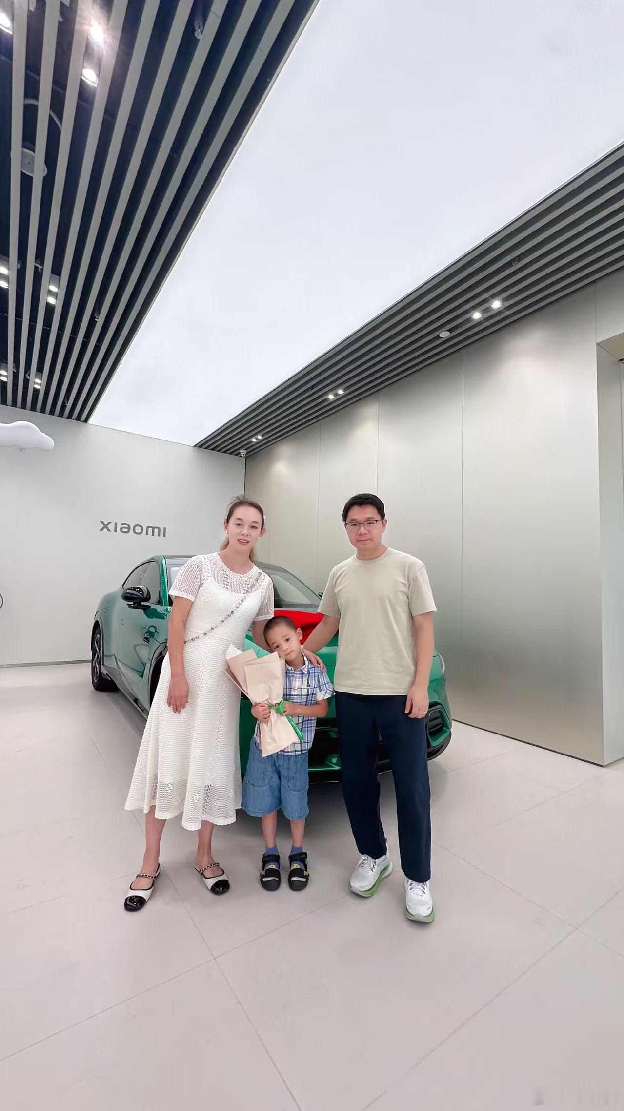 报告，小米YU7已经提车还是那样，没啥仪式感，没啥情绪价值一束花我老婆
