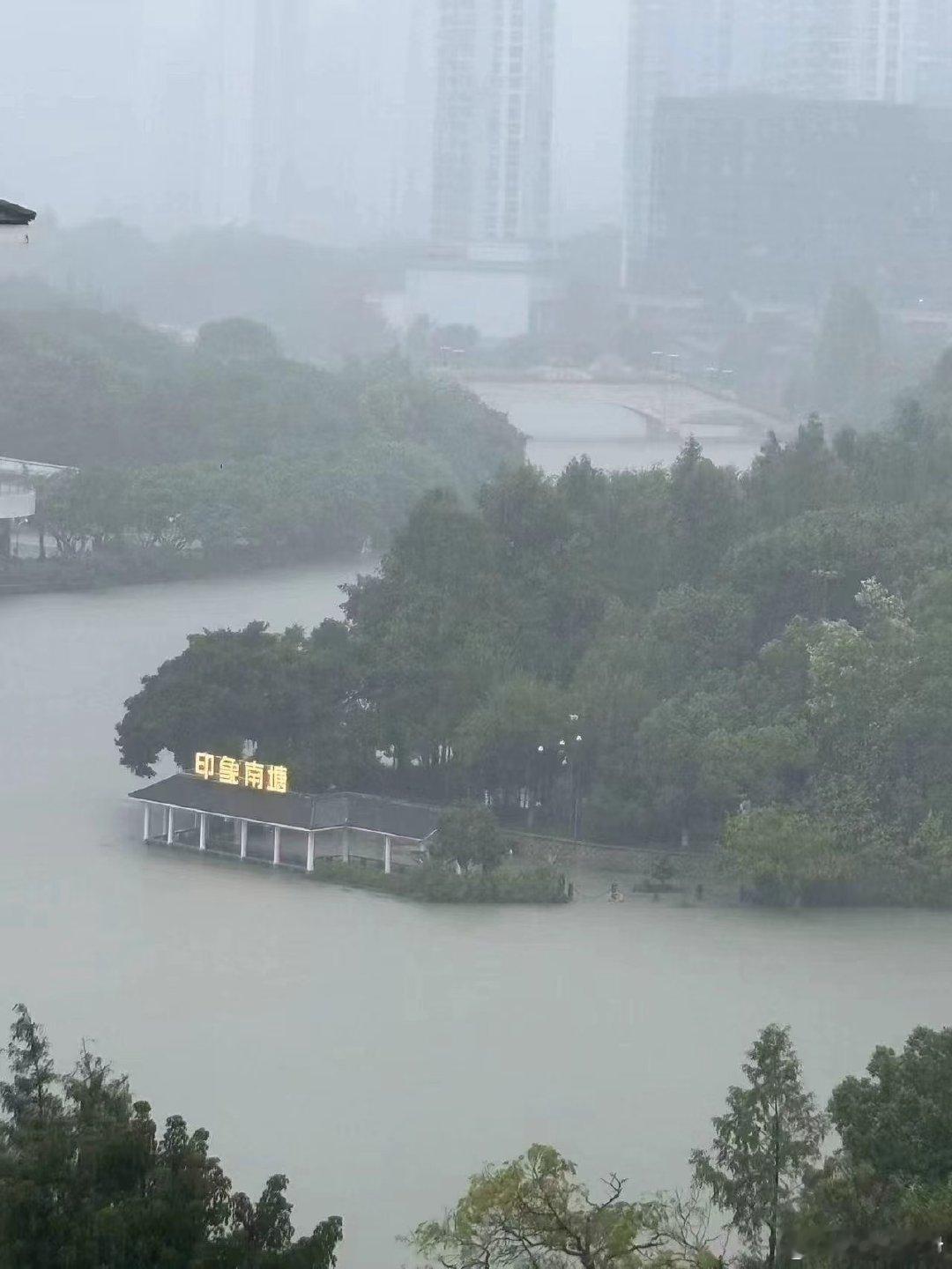 钓鱼老：“你们停课，避险，关我啥事，风浪雨水越大，鱼越大”。​