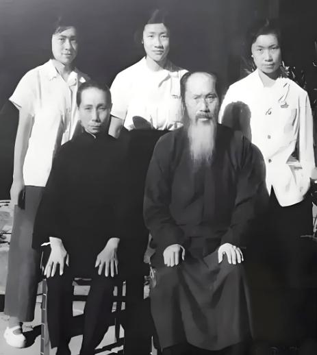 张澜是新中国第一届副主席，那么，他的孩子都担任过什么职务呢？张澜结过两次婚，生下