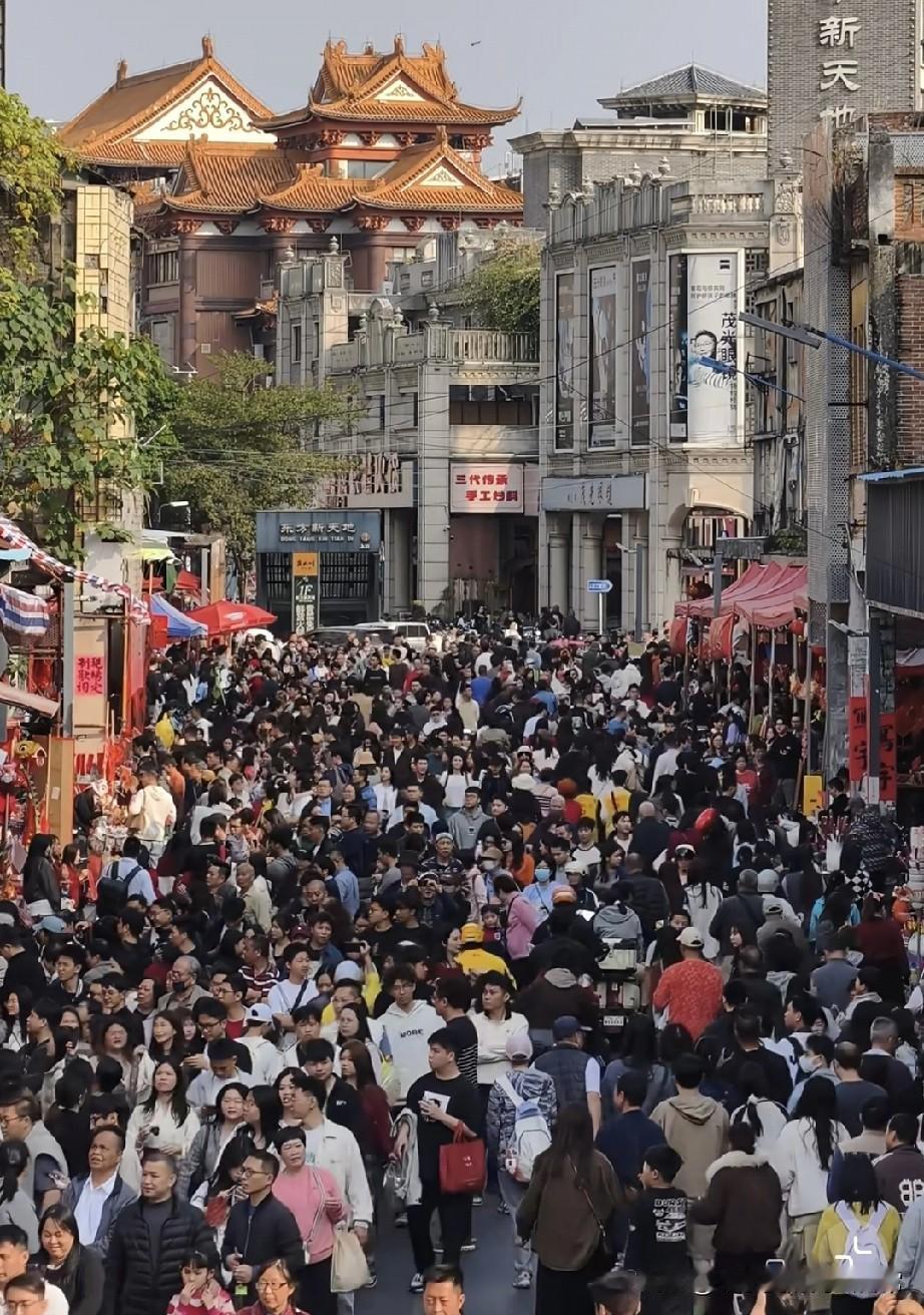 佛山筷子路被挤爆！挥春街里的年味，把我看哭了今天去佛山筷子路挥春街，刚拐