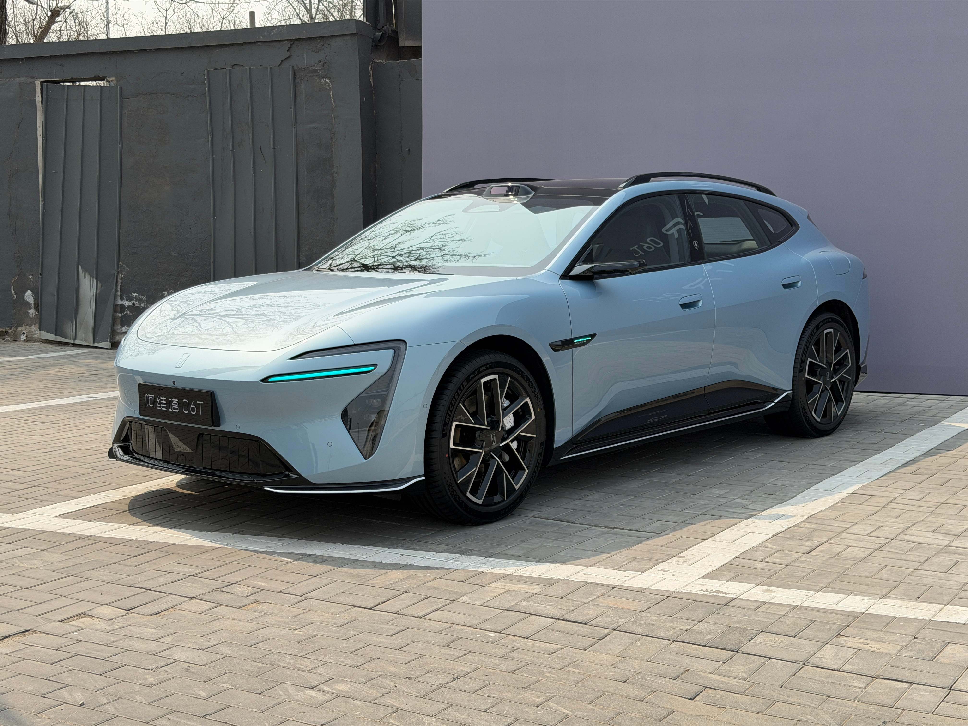 家人们我拍完阿维塔06T了！作为阿维塔06的车主瞬间觉得我的老6不香了这台车