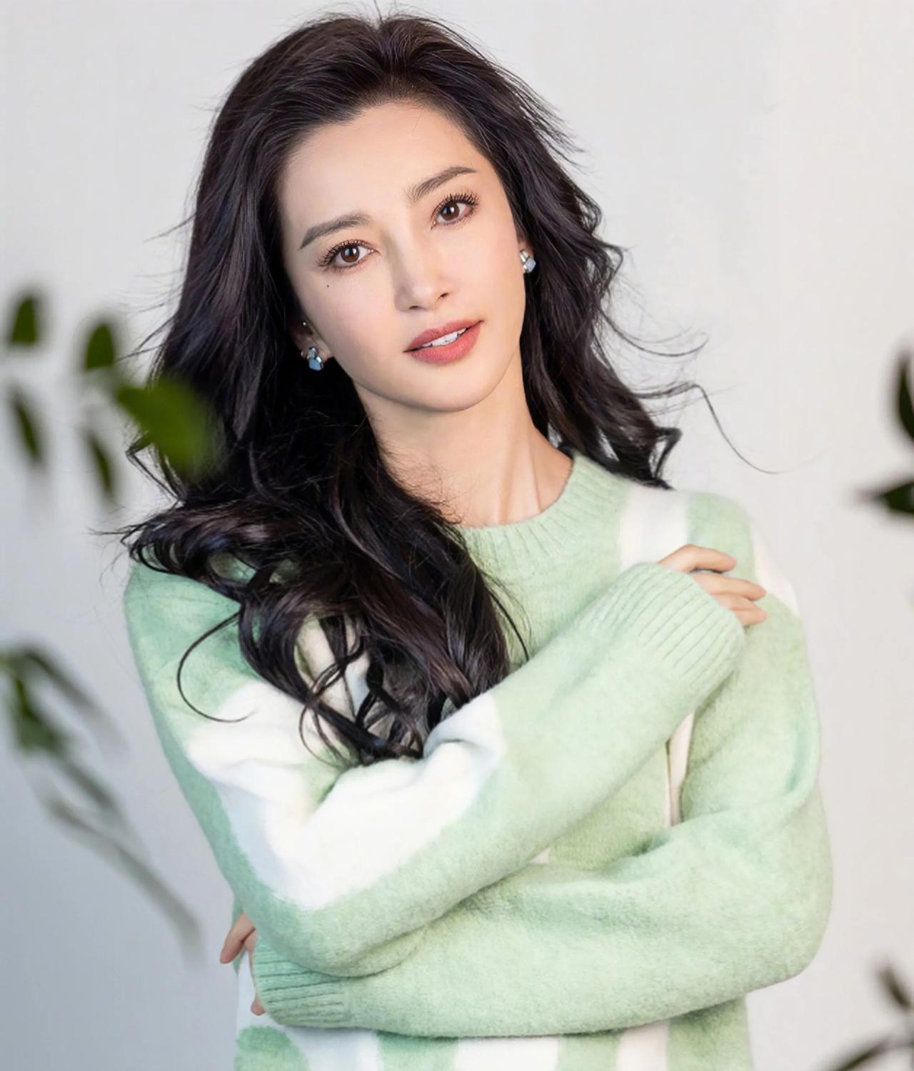 李冰冰51岁素颜杀疯热搜！网友：这波"反医美"操作太狠了！娱乐圈惊现"逆潮流