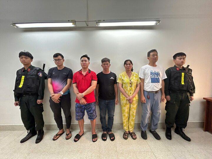 越南胡志明市警方捣毁一个跨省军火交易团伙逮捕11人近日，越南胡志明市警察局警察