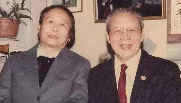 1958年，沈醉去天安门参加阅兵仪式，看见伟人身边站着的女人，吓得他当场差点魂飞