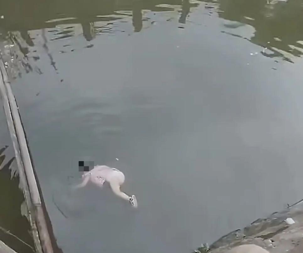 命都要没了，还在水里喊着怕别人占便宜？“你别碰我！”就因为女人这一嗓子，救人大哥