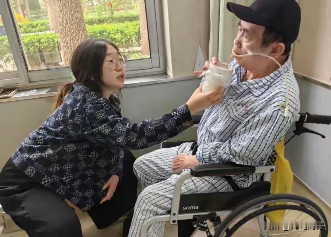 聂卫平先生坐在轮椅上的照片，看了让人无比的感叹，坐在轮椅上的他，显得非常的疲惫不