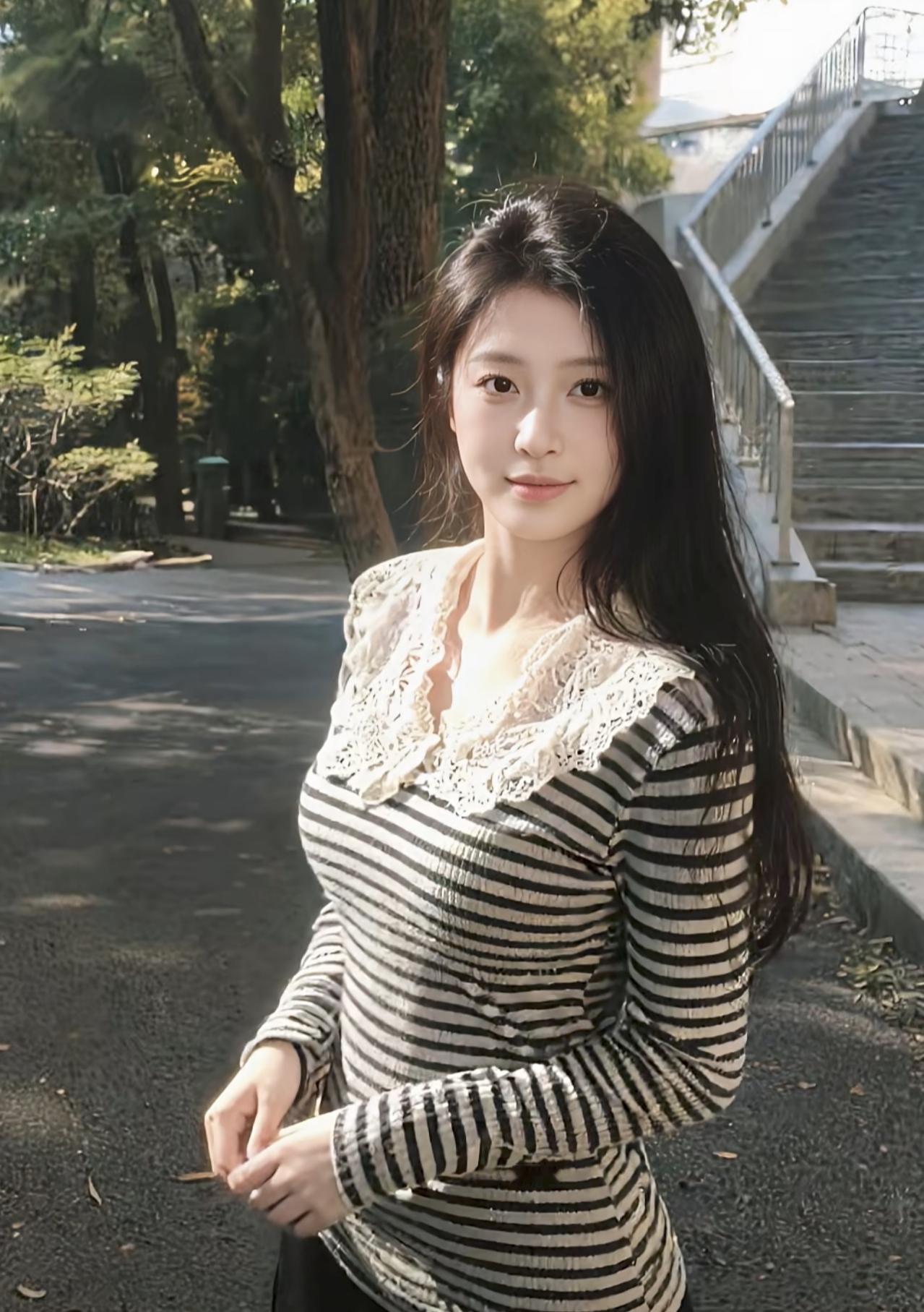 阳光穿过枝叶的缝隙，把日常的美好揉进风里～