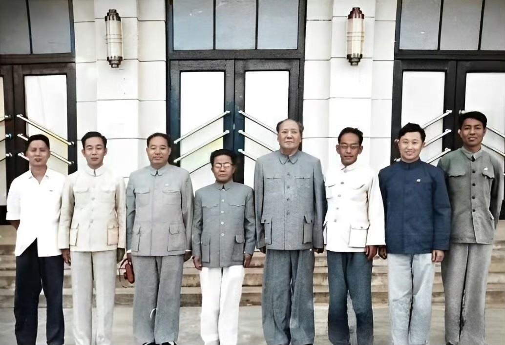 1965年5月25日，毛泽东主席重上井冈山，图为和随行人员的合影。左起：东林发、