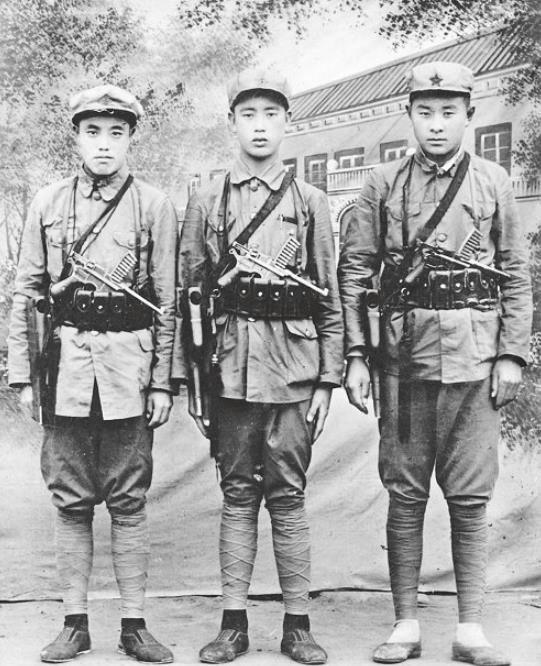 1936年的我国陕北地区，三名红军战士合影的老照片，在照片之中，我们能看到，这三