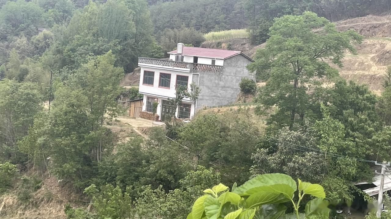 陕西安康市汉阴县百年一遇的大旱，河水断流水库都干成这样了，小时候冬天溜冰夏天游泳