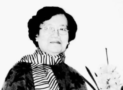 1940年，地下党康乃尔正躲在茶楼打牌，一名军统美女突然凑近：“你起来，我来打！