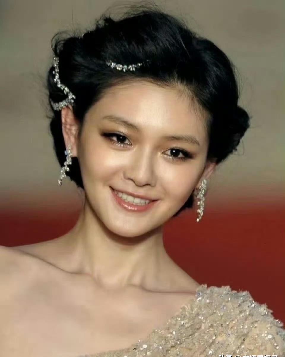 那条钻石项链，本该锁住她的喉咙。大S扭头，递给了发型师。“编进头发里。”