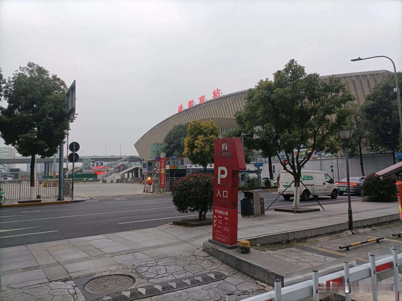 昨天晚上住在成都南站附近的“艺家城市酒店”，条件非常不错，但早上发现停水了。好歹