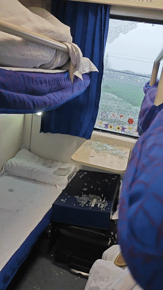 真是离了大谱！火车卧铺车厢里的窗户玻璃在行驶途中突然碎裂！这可把乘客们吓了一