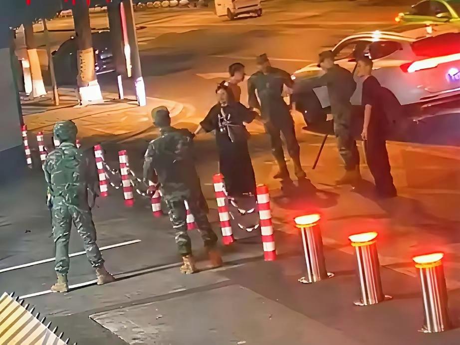 这女子，战斗力惊人，成功击退了武警。谁说女子不如男？瞧这气势，这爆发力，还有
