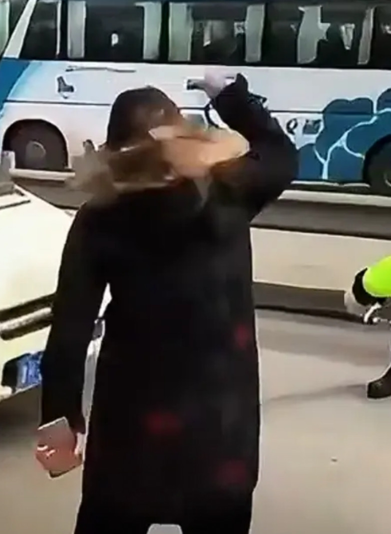 六旬父亲突发脑溢血在医院无人照料，女子着急赶往医院却遭遇交通管制。女子认为交警是
