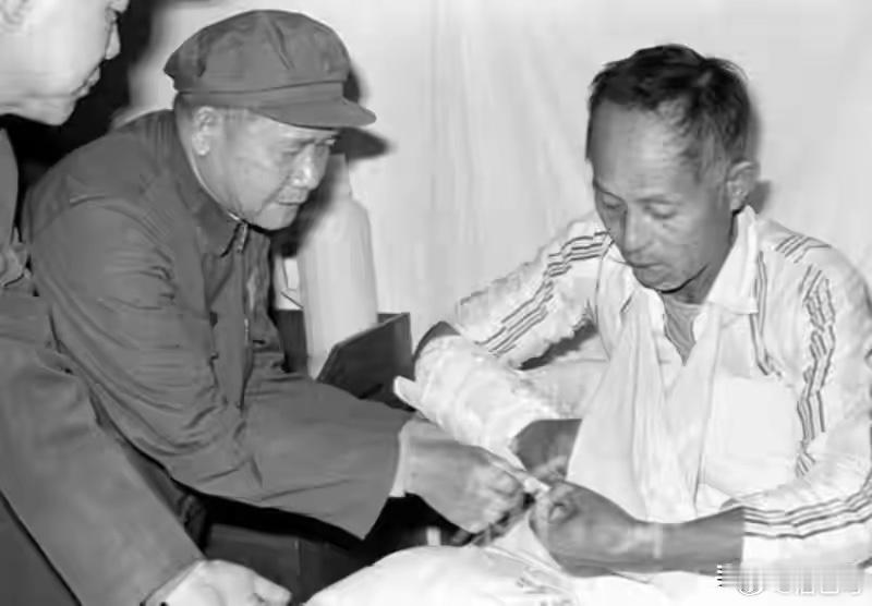 1978年12月17日，广州军区副司令员欧至富（共和国开国少将红七军将士）在广西