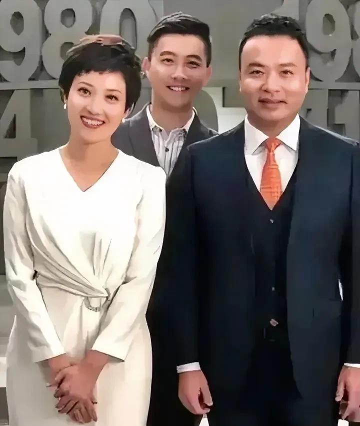 郑天亮才是央视女主持人中我最喜欢的一位，说话吐字清晰，她主持的节目让人百看不厌，