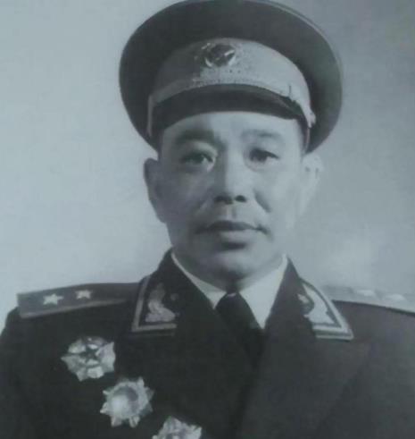 1955年，解放军评定军衔，名单刚一出来，贺龙就皱起了眉，他看见外甥廖汉生被列为