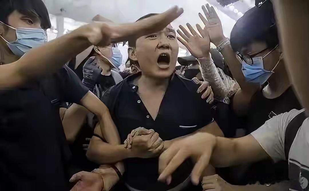 “向14亿国人道歉！”乱港暴徒在法庭上大喊：是美国间谍指使的。香港暴徒赖云龙