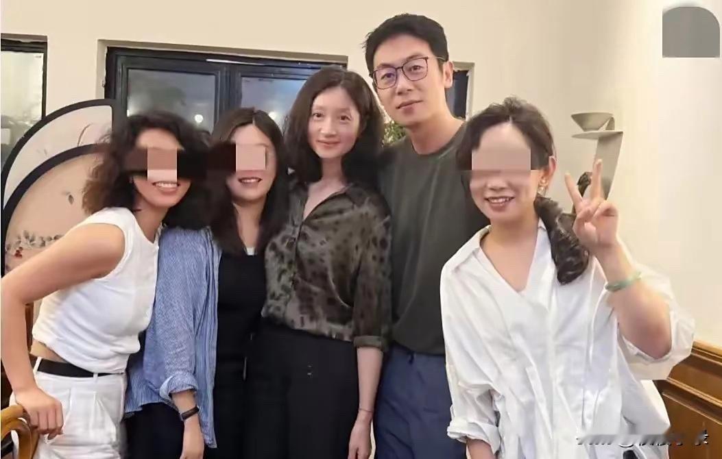 朱亚文全家福首曝光！10岁女儿近1米7，沈佳妮素颜状态惊艳！[玫瑰][玫瑰]