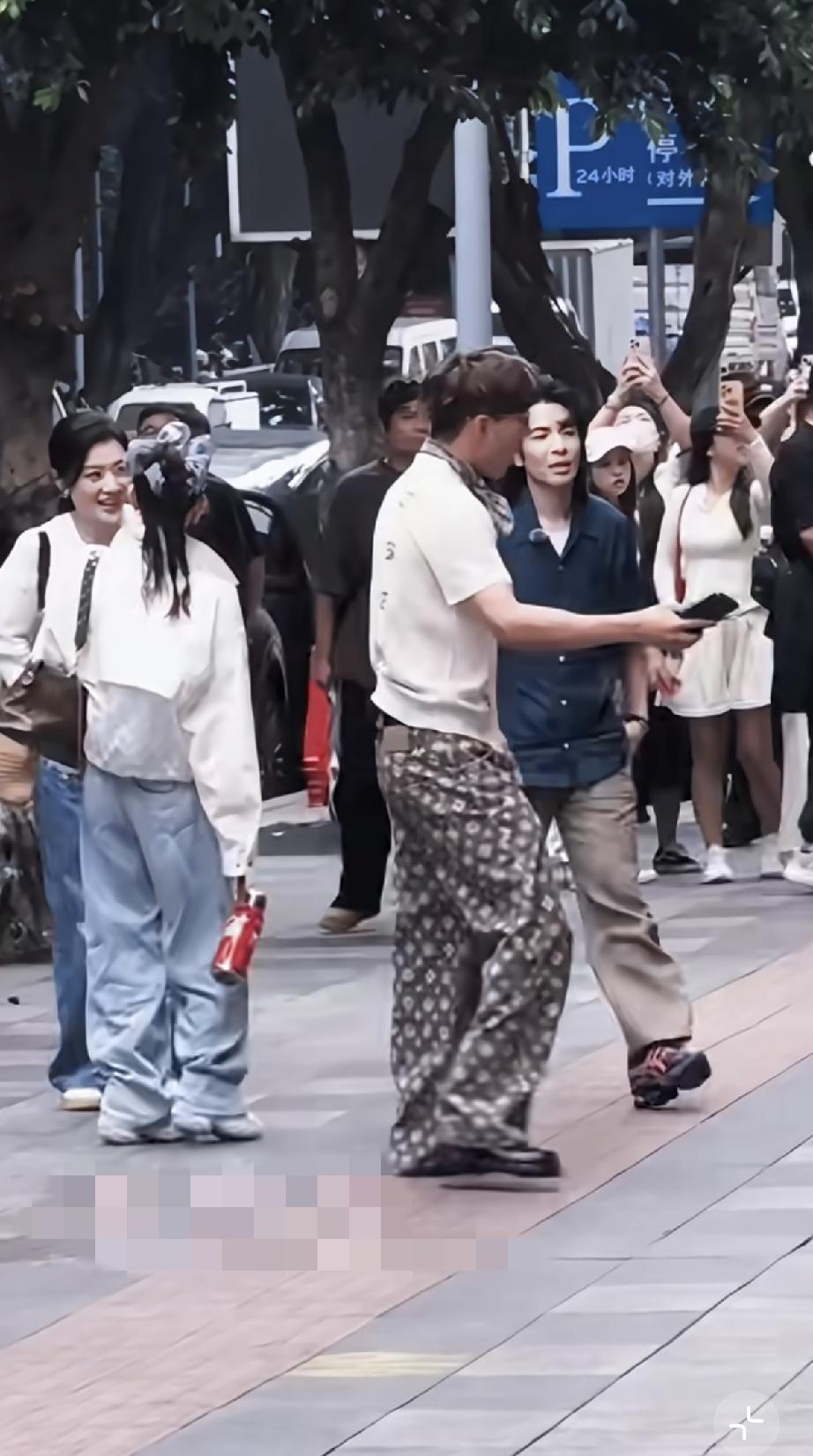5月14日，方媛在重庆录制《桃花坞》，路人镜头下身材和体态一点都不好，感觉很普通