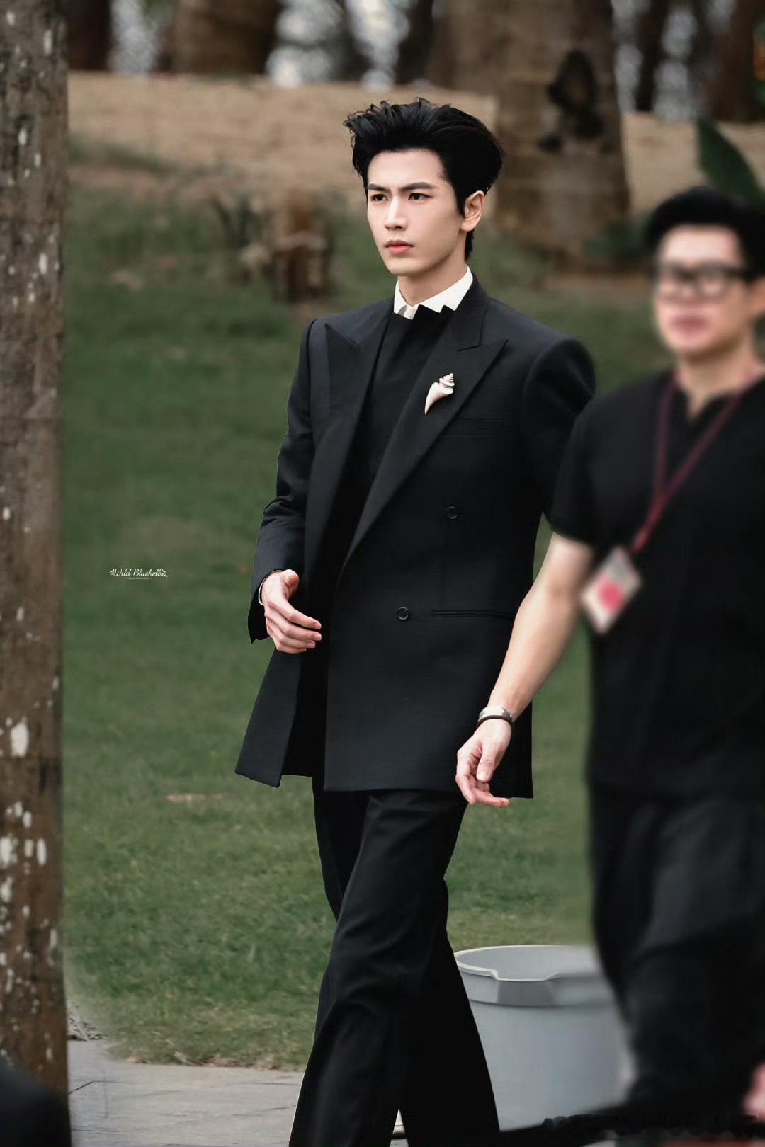 张凌赫ELLE背头造型从发型到穿搭都透着精致，每一处细节都处理得很到位，背头不