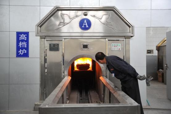 一位火葬场工作人员说：“人死后，一是要火化，二是火化后，不要领骨灰，让火葬厂处理