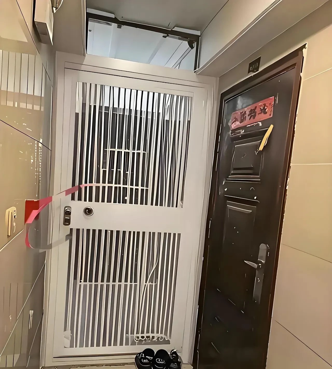 江苏，一名女子下班回家后，居然发现自己的邻居家门前安了一个防盗门，也正好安在了自