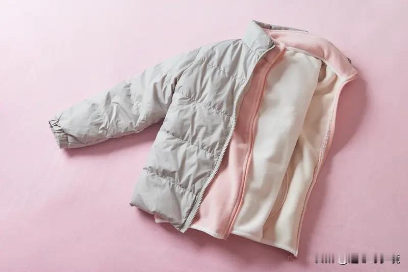 胖东来羽绒服的含金量有多高胖东来羽绒服最近火出圈了，含金量那是相当高。就说含绒