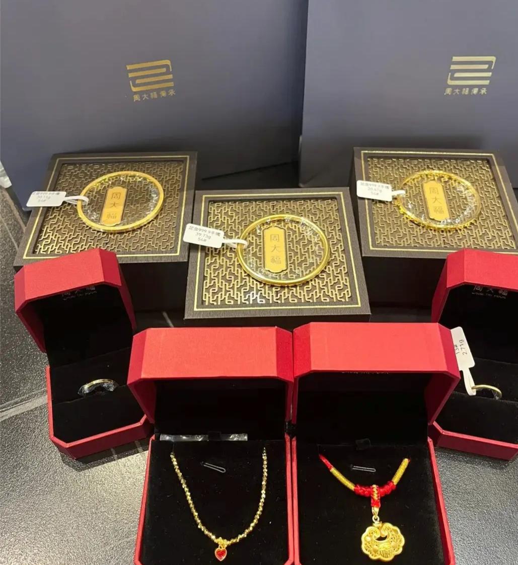 昨天晚上我又把这几天拍的金饰照片翻了一遍，突然就有个很现实的念头：如果你本来就要