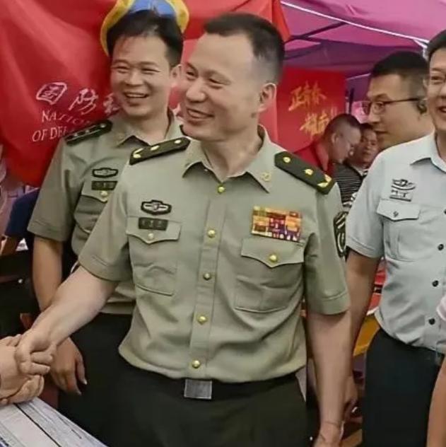 当各大高校仍在以竞赛奖牌和排名争夺优质生源时，国防科大新任校长雷勇军选择了一条截