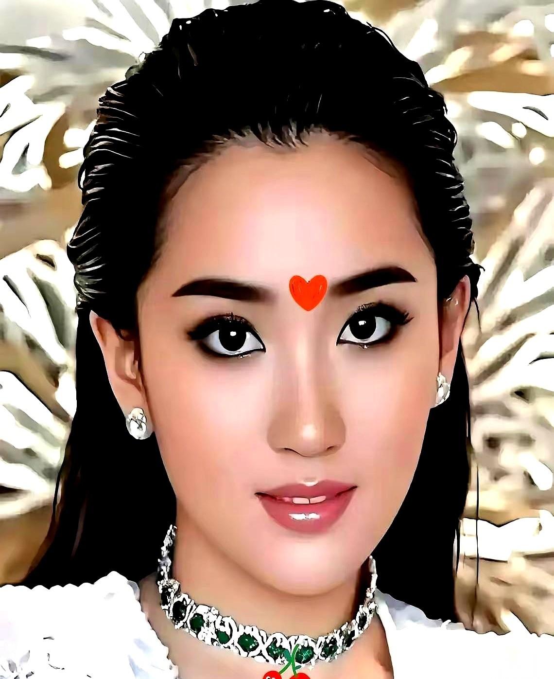 刷到个新闻,后背有点发凉。泰国王太后没了,全国公务员,要穿一整年的丧服。一整