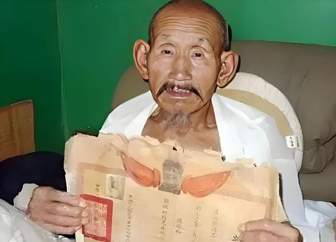 1994年，河南一73岁老农因欠债不还被列为老赖，法院人员上门时，他害怕地躲了起
