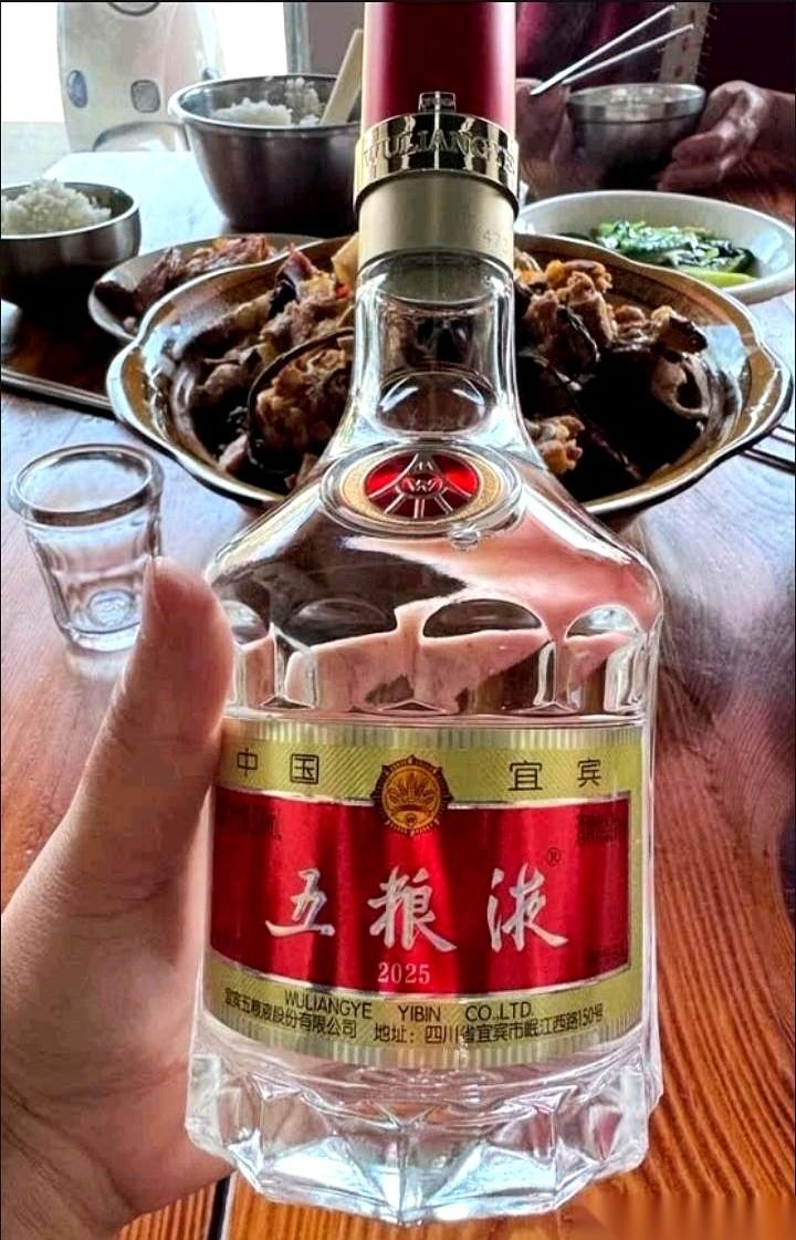 高端白酒里，有个家伙一直不按套路出牌。就是五粮液。你到货架前看一圈，茅台、青
