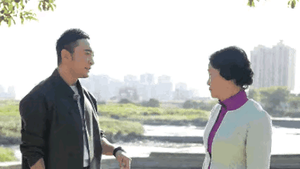 【央视主持“撒鞋”趣事曝光！尼格买提调侃撒贝宁鞋子要求高，莆田“鞋都不够看”！】