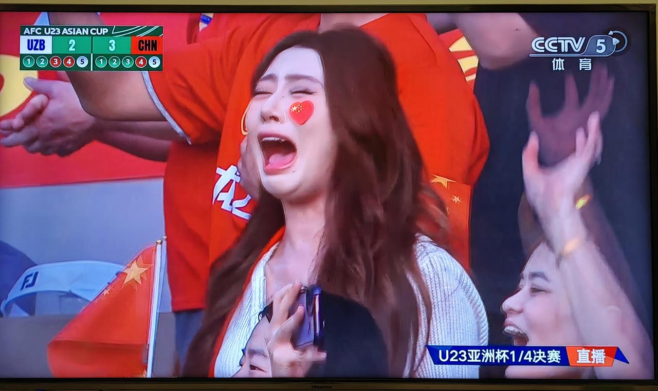 我的天哪，点球大战后心情就像现场这个女球迷一样，整整120分钟紧张、郁闷，像被人