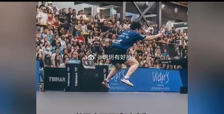 拍摄樊振东德甲联赛照片的德国摄影师获奖了。他因为抓拍樊振东这腾空而起的瞬间入围体