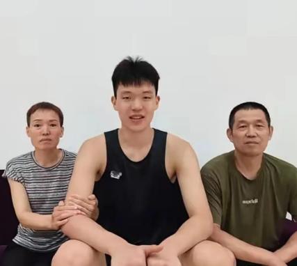杨瀚森成功登陆NBA！这个消息如同晴天霹雳，瞬间点燃了杨家父母的喜悦。二
